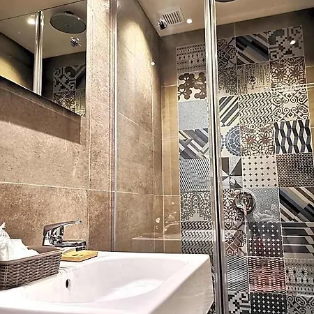 Le Metro Bed & Breakfast 4*